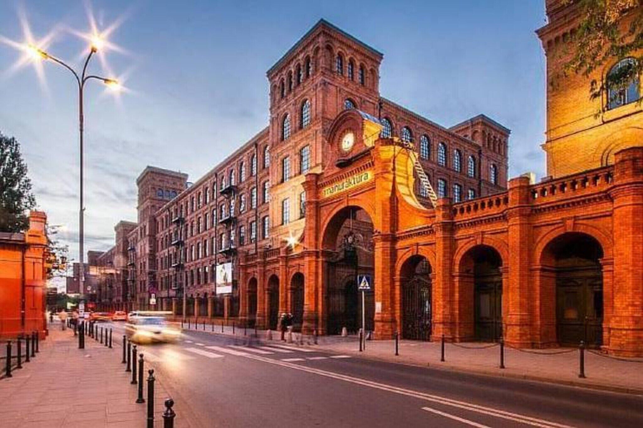 Un bâtiment historique doté d’une arche imposante et d’une tour horloge.
