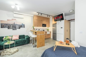 A modern apartment with a kitchen, dining area, and living room. - Lush Home with City Views (Warszawa)