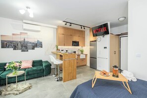 A modern apartment with a kitchen, dining area, and living room. - Lush Home near Varso Tower (Warszawa)