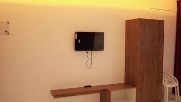 Deluxe Double Room, Garden View | Interior