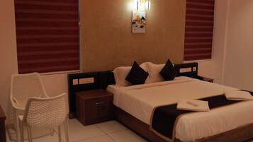 Deluxe Double Room, Garden View | Peti besi dalam bilik, meja, ruang kerja komputer riba, Wi-fi percuma