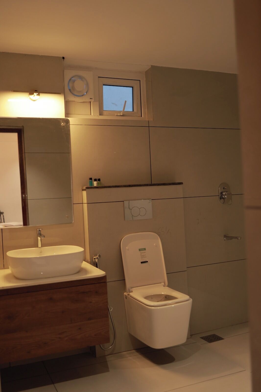 Deluxe-Doppelzimmer, Gartenblick | Badezimmer | Dusche, Handtücher, Seife