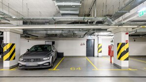 Eine Parkgarage mit einem Auto in einem ausgewiesenen Stellplatz mit der Nummer 64.