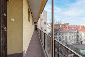 A balcony with a view of buildings and a bicycle. - Old Town Apartment for 4 (Warszawa)
