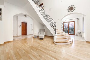 Interior - Warsaw Stay with Patio (Houses)