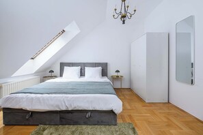 5 bedrooms, desk, iron/ironing board, travel cot - Warsaw Stay with Patio (Houses)