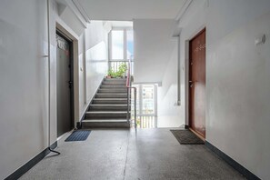A hallway with a staircase leading to a door marked '17'. - Elegant House with Beautiful Seaview (Warszawa 2)