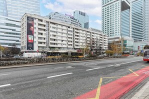 Un edifici de diversos pisos amb un cartelló destacat que anuncia un producte.