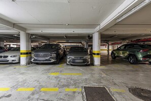 A multi-level underground parking garage with cars parked in designated spaces. - Stylish Warsaw Apartment with Balocny (Warszawa 2)
