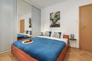 Desk, iron/ironing board, travel cot, Internet