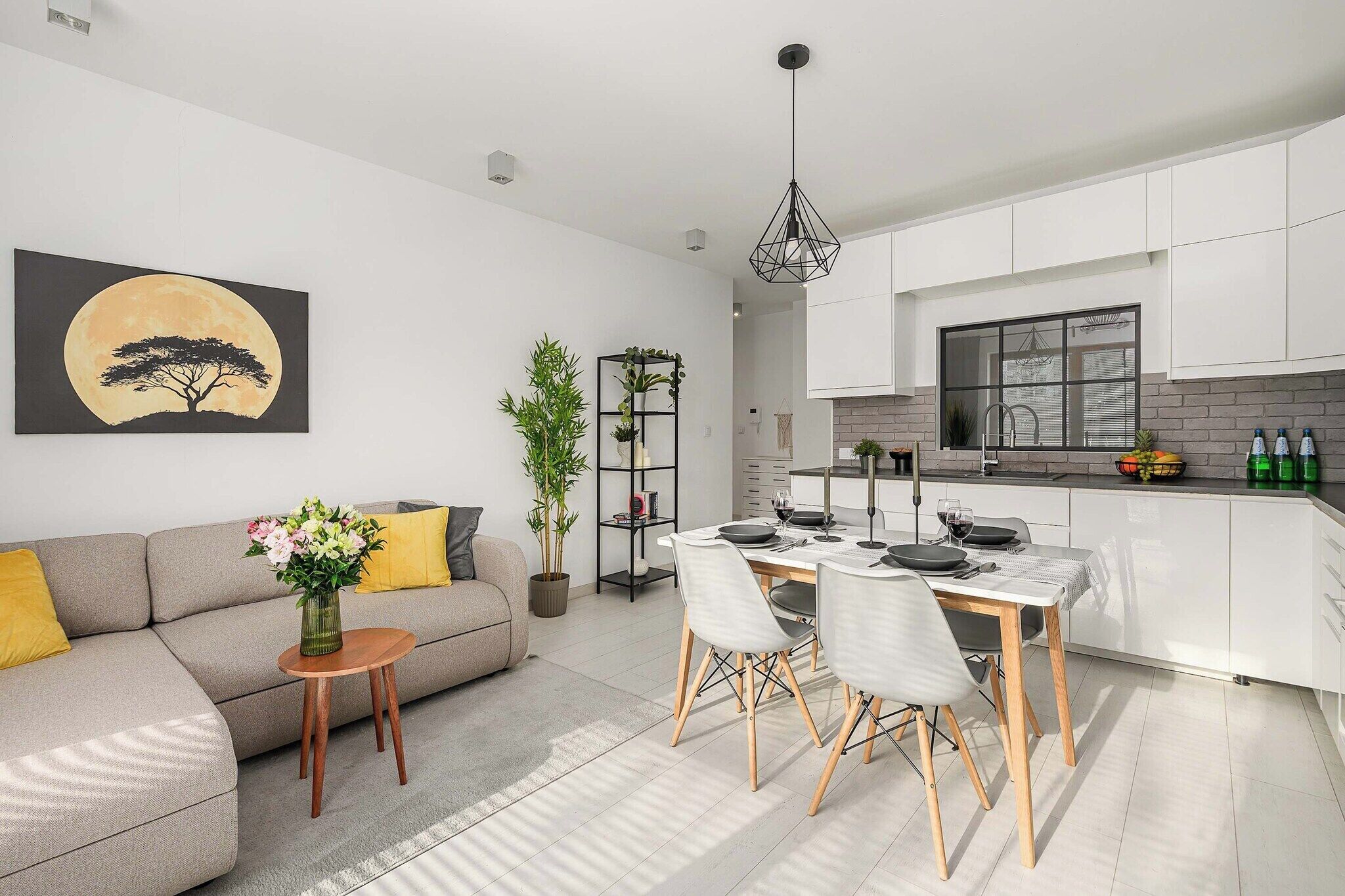 Un salon moderne avec un canapé, une table basse et un coin repas.
