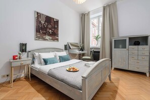 2 Schlafzimmer, Schreibtisch, Bügeleisen/Bügelbrett, Reisekinderbett