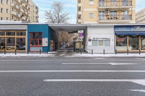 Straßenansicht mit einem Gebäude, das eine Bäckerei und eine Bar beherbergt.