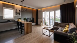 Een modern appartement met keuken, eethoek en woonkamer.