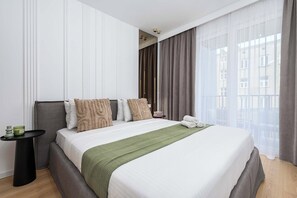 Escrivaninha, ferros/tábuas de passar roupa, berço de viagem