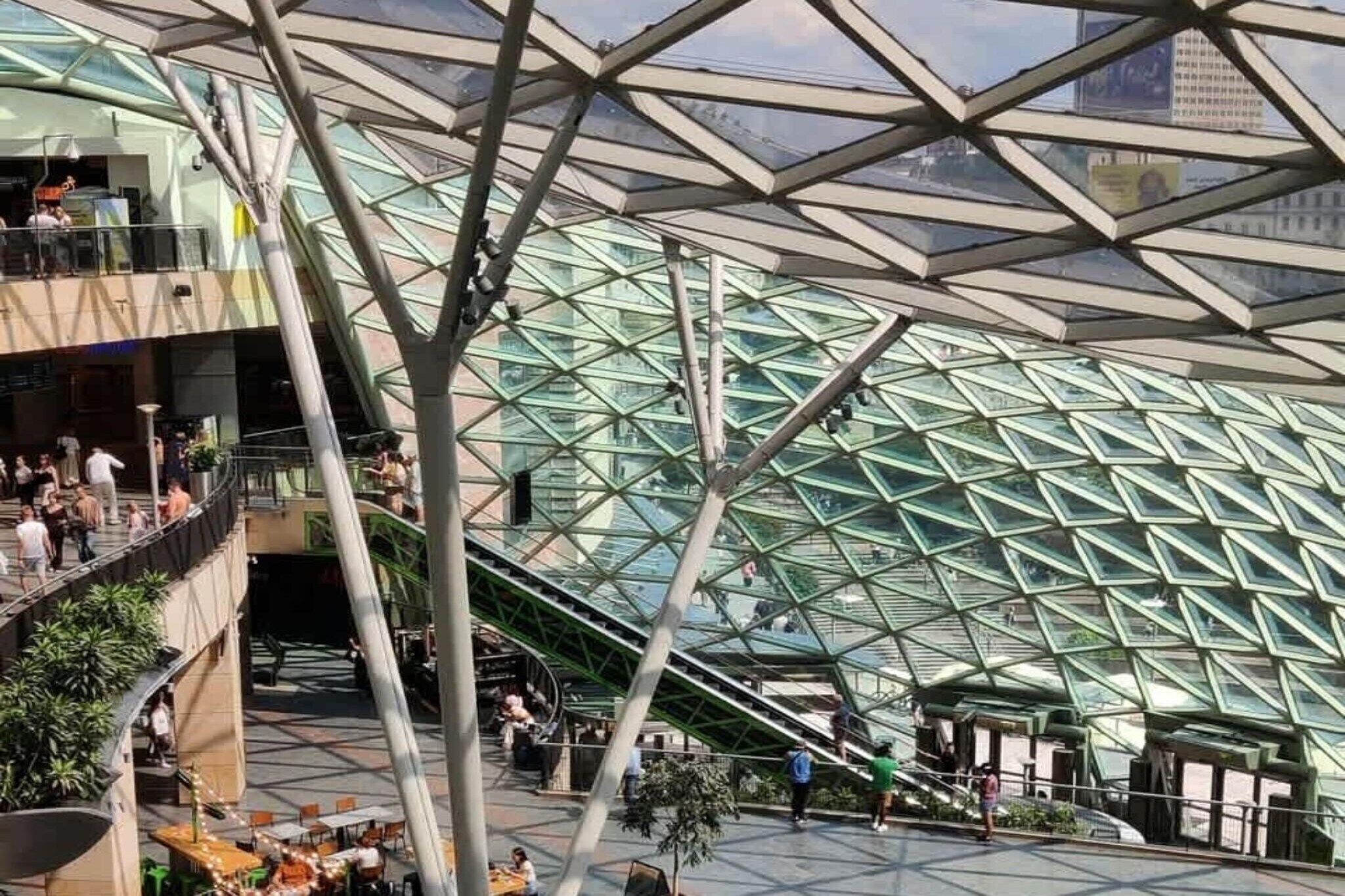 Un bâtiment moderne doté d’une façade en verre et d’un aménagement intérieur aux lignes géométriques.