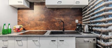 Een moderne keuken met een roestvrijstalen vaatwasser, een spoelbak en een Bosch koffiezetapparaat.