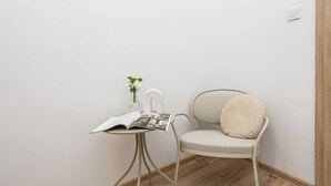 A corner room with a small table, a chair, and a white wall. - Holiday Home in Porspoder near Plage du Bourg (Łódź)