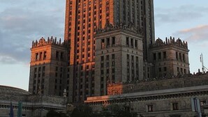 Un grand bâtiment historique, doté de nombreux étages et d’une tour centrale imposante.