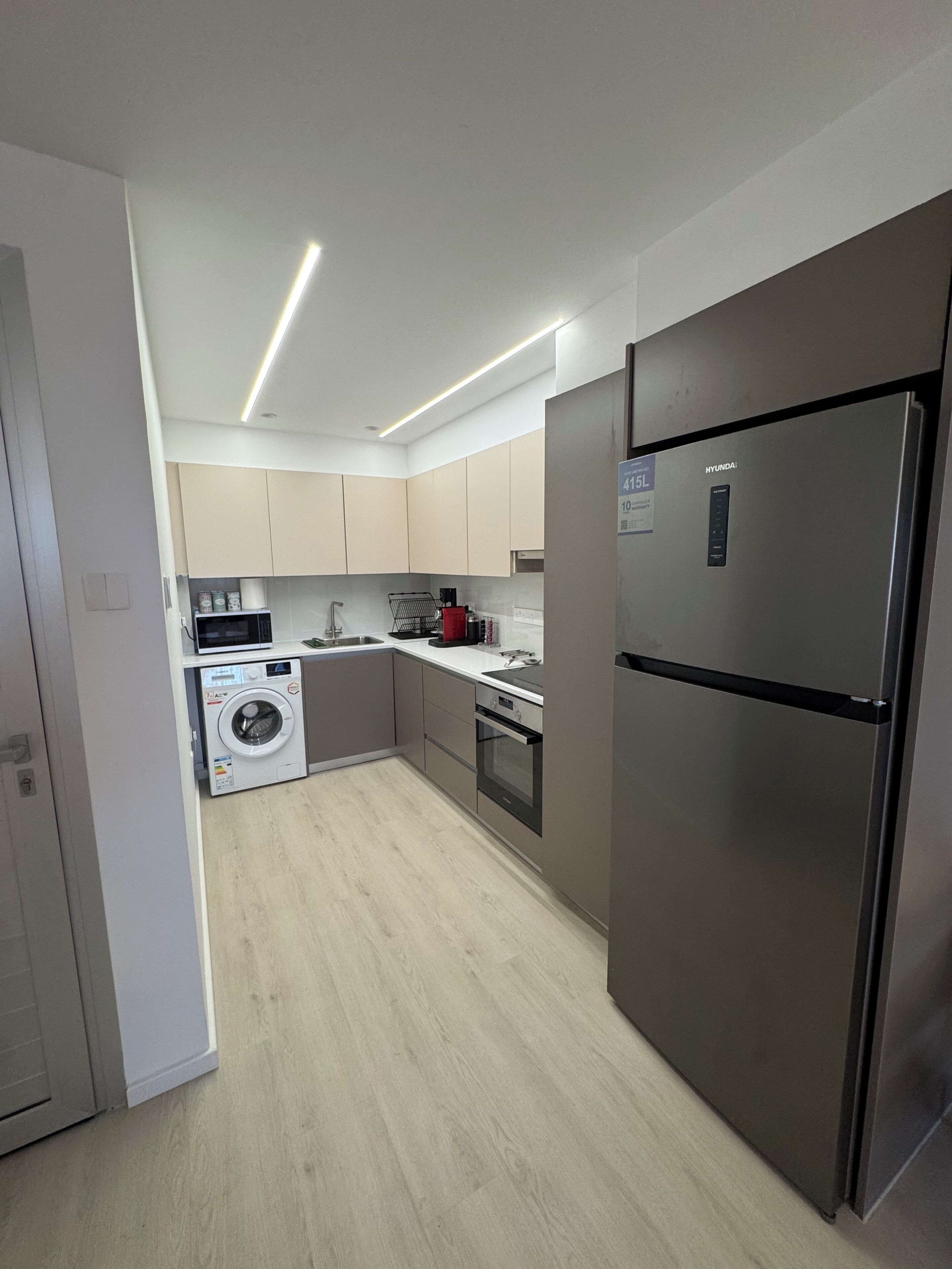 Coffee/tea maker, fridge, microwave, oven