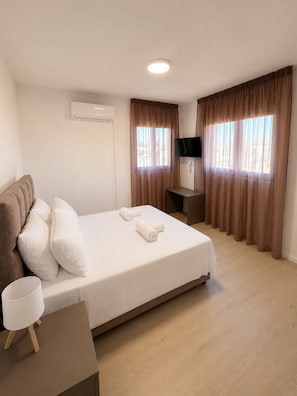 Room - Trinity Breeze, Lovely Renovated 2 bedroom apt Near the Beach & Private Parking (Paralimni)