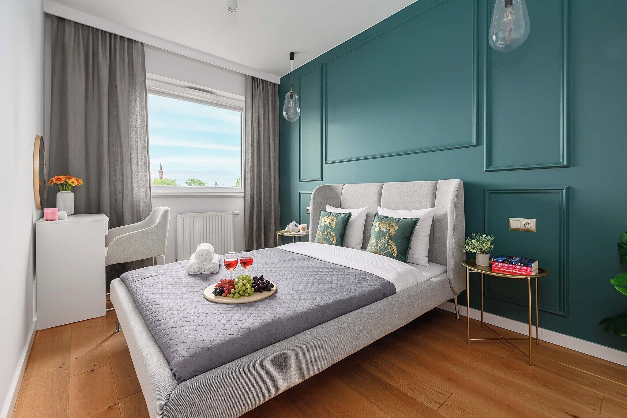 Un dormitorio moderno con cama, mesita de noche y vistas al exterior.