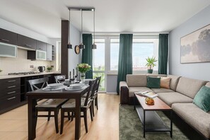 Eine moderne Wohnung mit Essbereich, Küche und Wohnzimmer.
