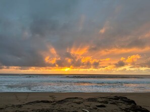 A beach with waves and a sunset. - Redwood Treehouse Retreat in Loma Mar Redwoods (Loma Mar)
