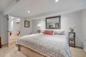 1 bedroom, desk, free WiFi, bed sheets - Redwood Treehouse Retreat in Loma Mar Redwoods (Loma Mar)