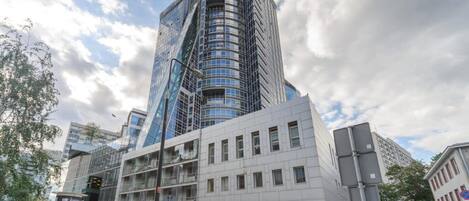 Un edificio moderno con fachada de vidrio y estructura curva.