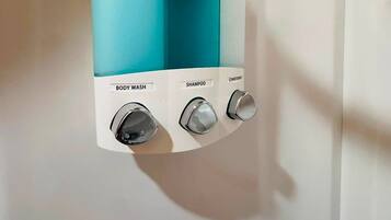Serviettes fournies, savon, papier toilette