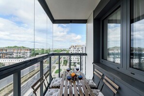 Outdoor dining - New house with pool near Beach (Warszawa 2)