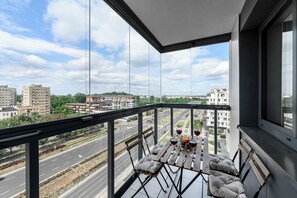 Outdoor dining - New house with pool near Beach (Warszawa 2)