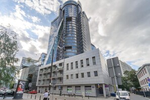 Ein modernes Gebäude mit Glasfassade und geschwungener Struktur.