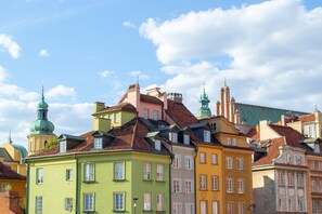 Eine Reihe farbenfroher Gebäude mit traditioneller Architektur, darunter Kuppelbauten und Türmen gekrönt.