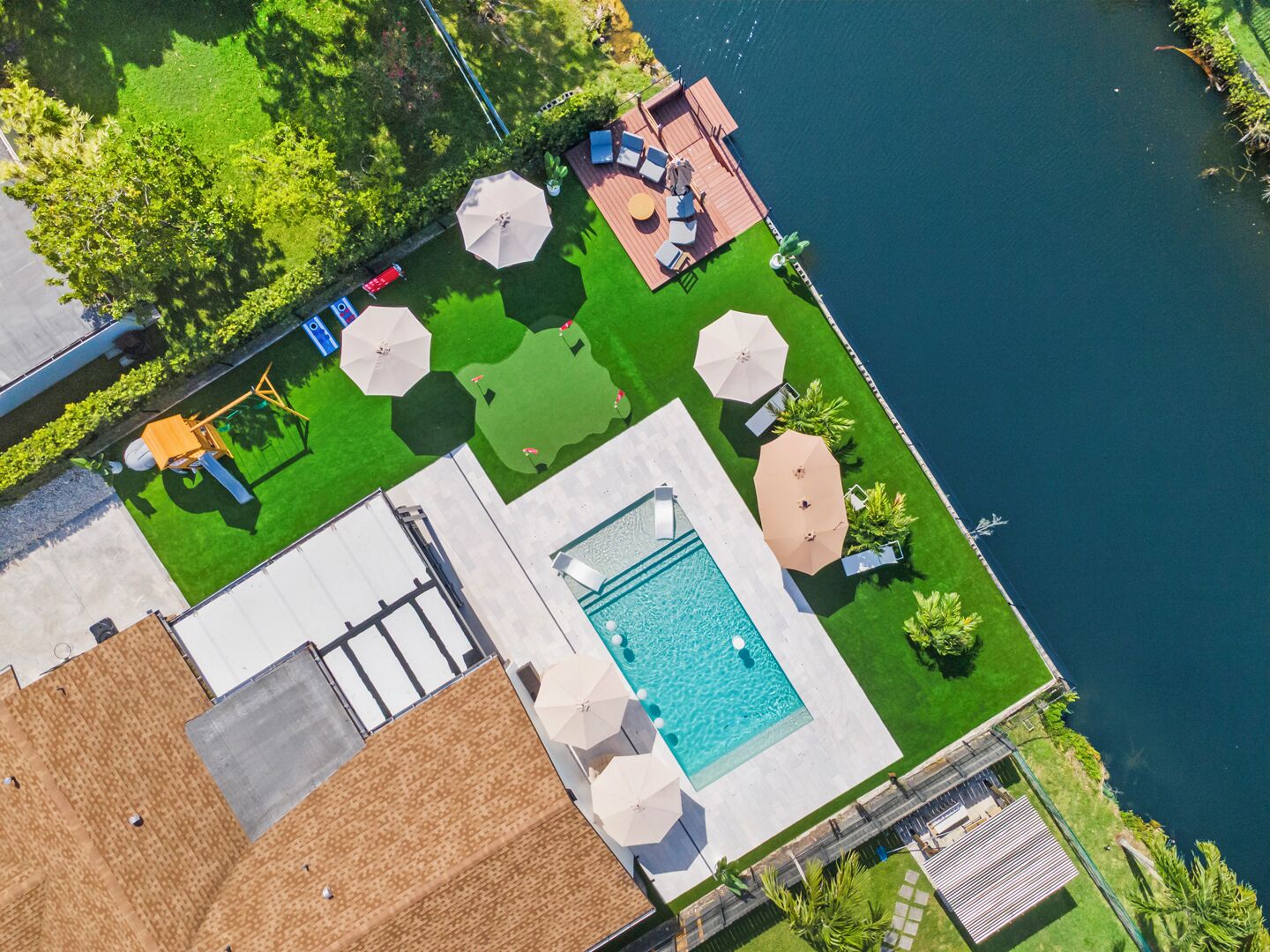Vista aérea de una propiedad con piscina, mobiliario exterior y zona de terraza.