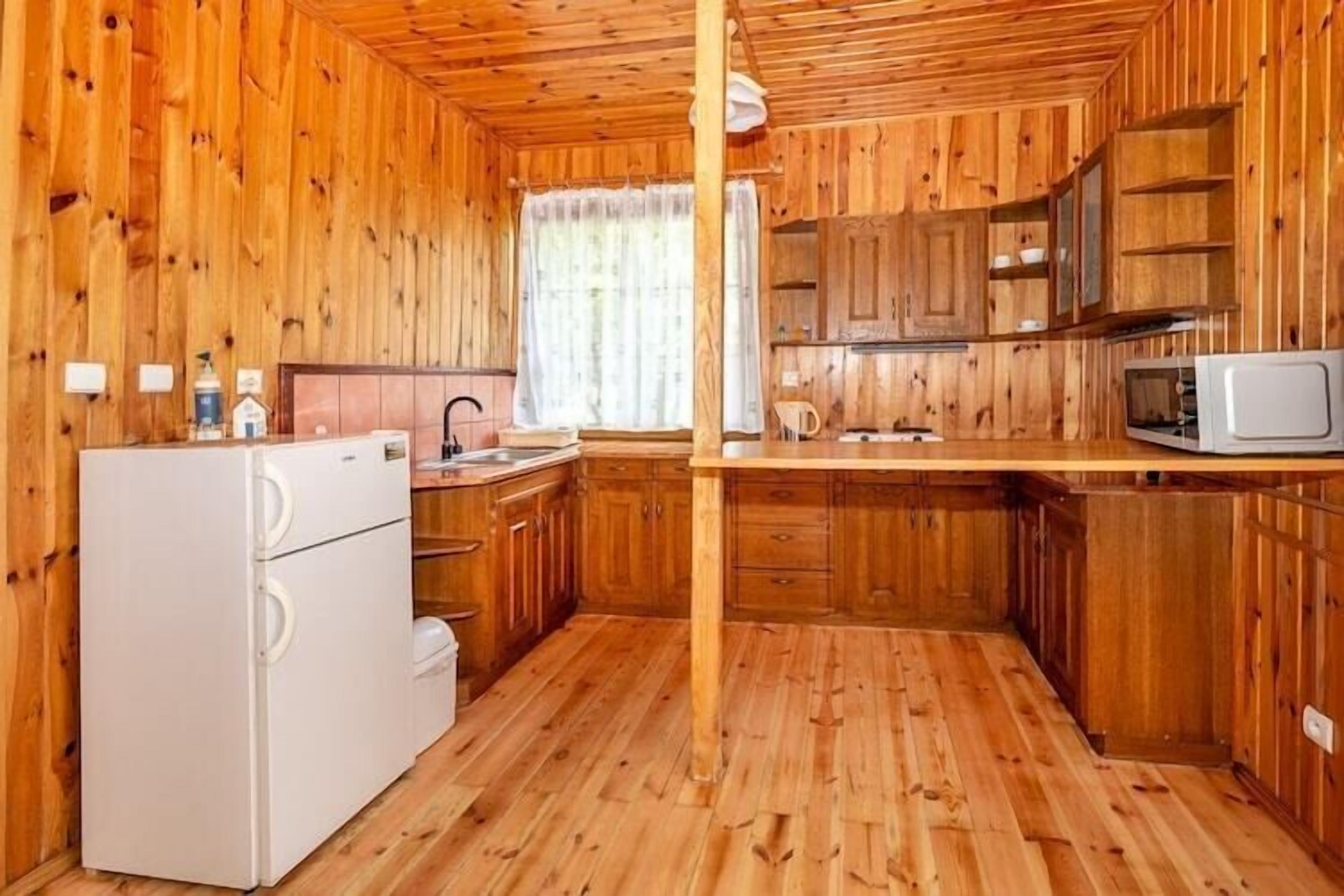 Coffee/tea maker, fridge, microwave, stovetop