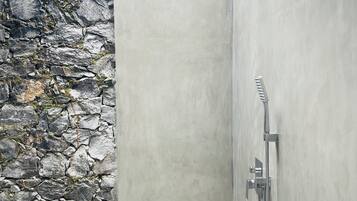 Ducha, artículos de tocador gratuitos, secador de pelo, toallas