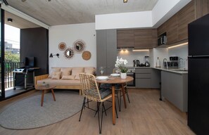 Eine moderne Wohnung mit Essbereich, Küche und Balkon.