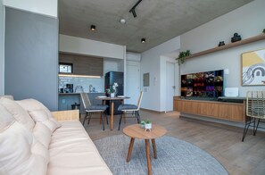 A modern living room with a sofa, chairs, a coffee table, and a dining area. - Corporate Stays Hassler - 105 (Asunción)
