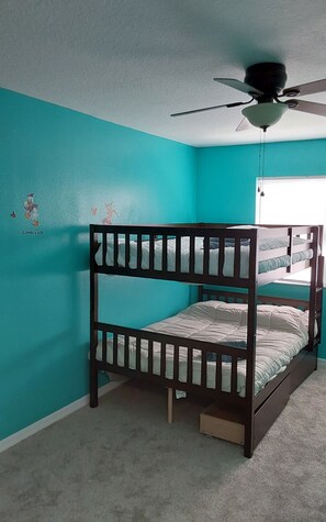 A bunk bed in a room with teal walls, a ceiling fan, and a window with blinds. - Perfect Getaway Near Disney & Universal (Davenport)