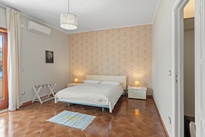 1 chambre, lit parapluie, Wi-Fi gratuit, draps fournis