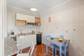 Cafetera y tetera, refrigerador, microondas y parrilla de estufa