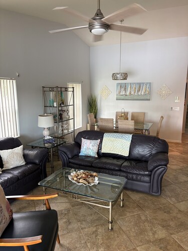 Spacious 3/2,breathtaking sunsets and water, wildlife views, minimum 30 day stay