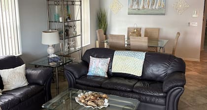 Spacious 3/2,breathtaking sunsets and water, wildlife views, minimum 30 day stay