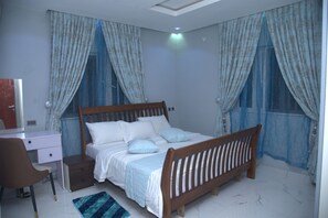 Un dormitorio con una cama de madera, un escritorio y una silla.