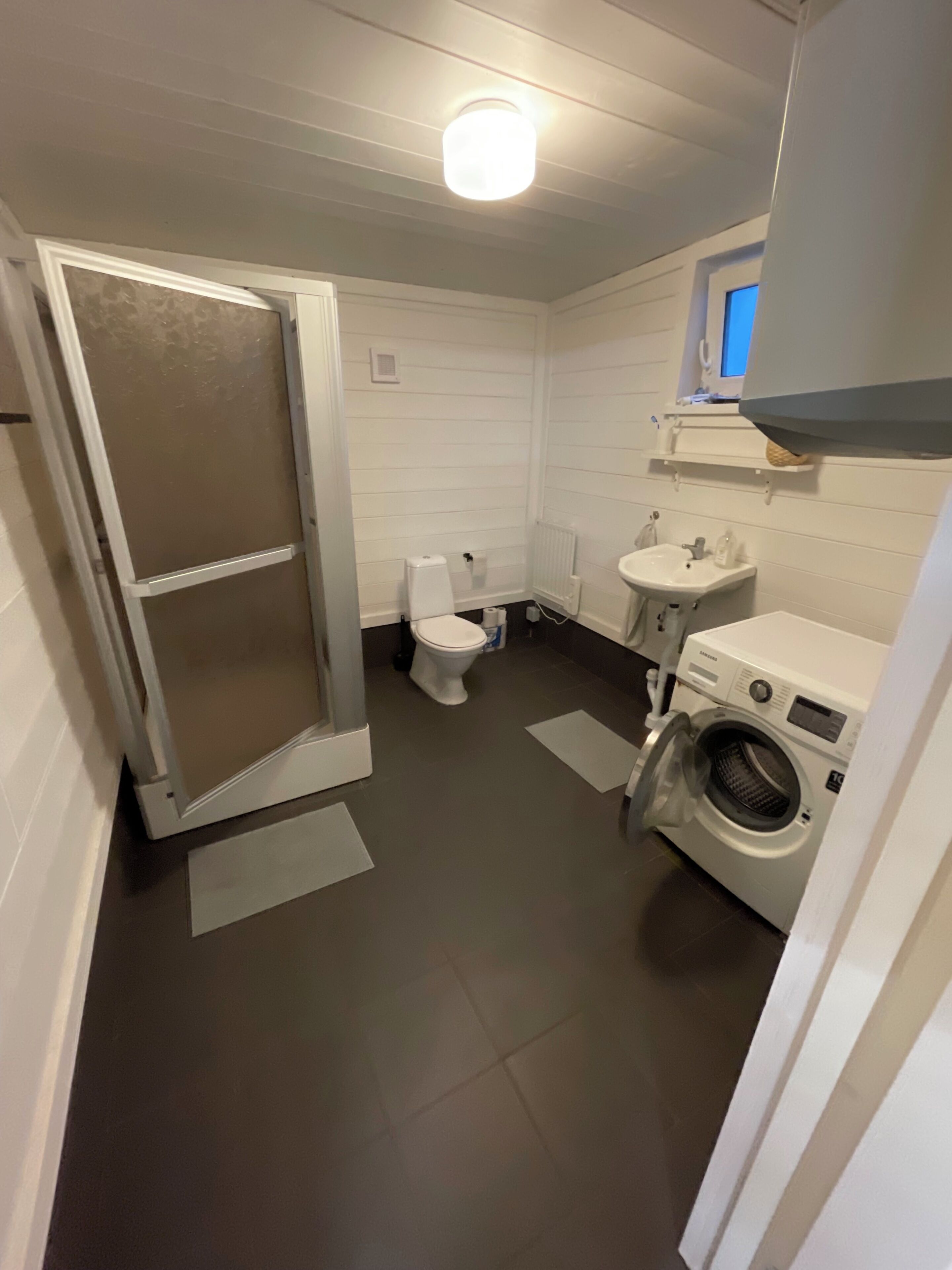 Single Room | Bathroom | Shower, towels, toilet paper