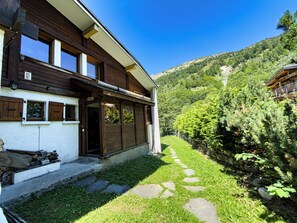 Ein Holzhaus mit einem Steinweg, der zum Eingang führt.
