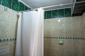 Douche, serviettes fournies, papier toilette