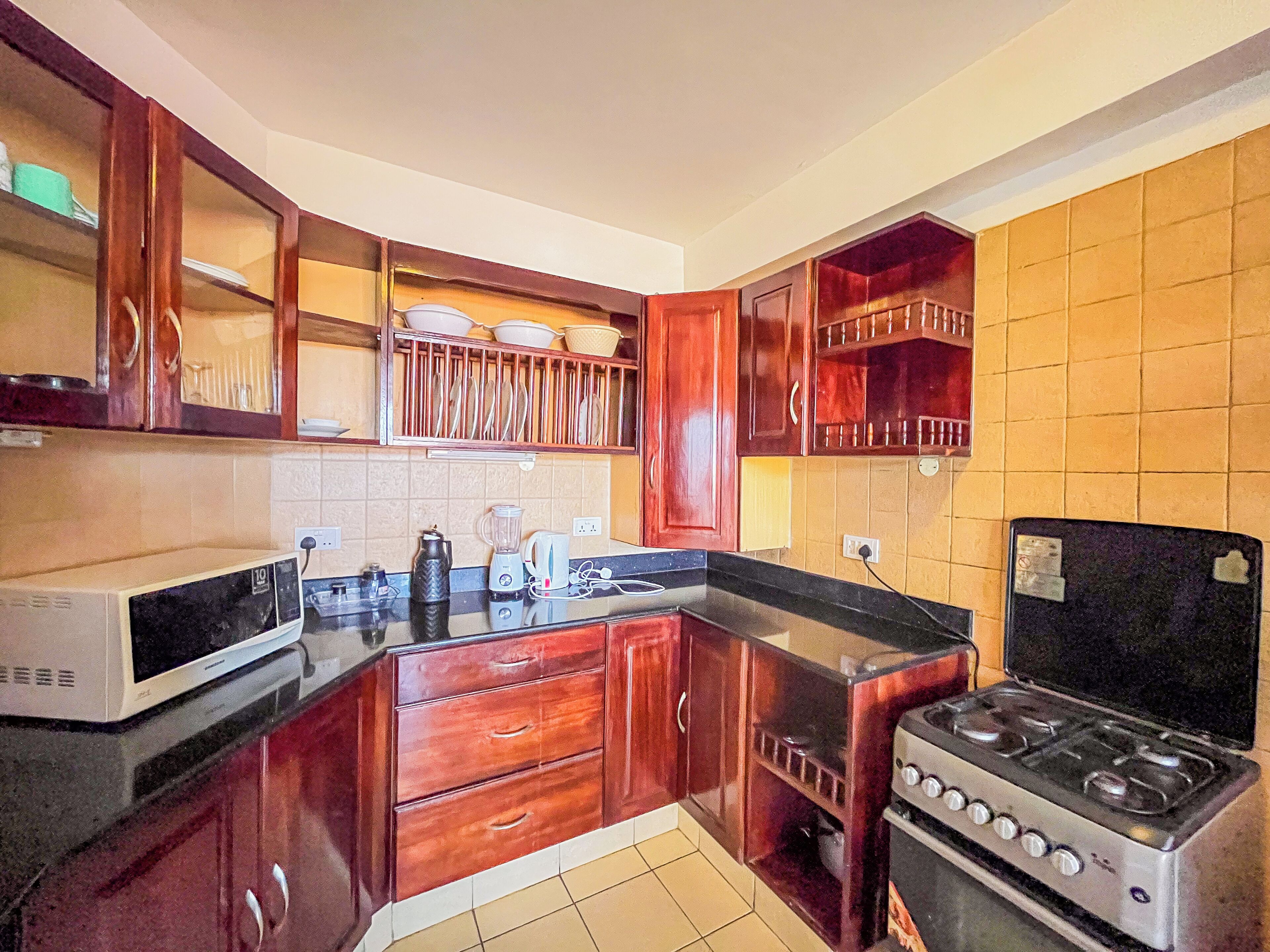 Microondas, horno, placa de cocina y utensilios de cocina